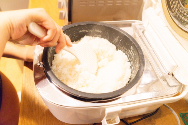 When using a rice cooker or electric pot, do not keep rice warm for more than 5-6 hours (Image: sourced from photoAC)